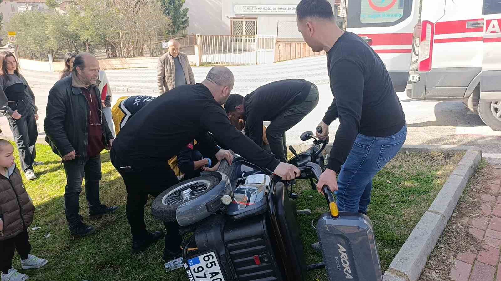Manavgat’ta motorlu bisiklet takla attı: 1’i ağır 2 yaralı

