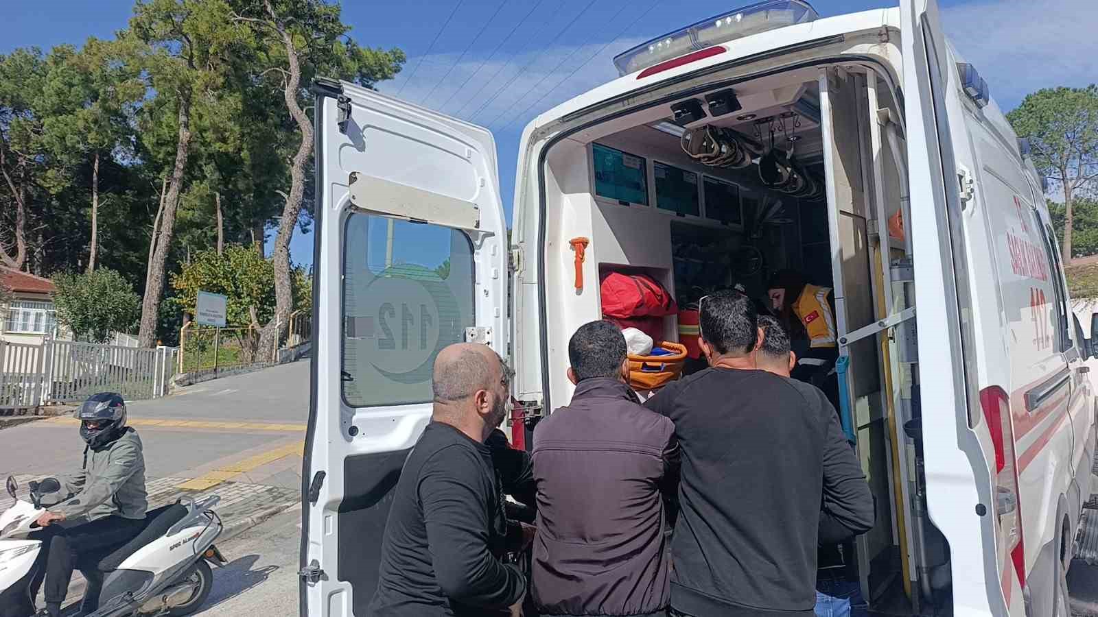 Manavgat’ta motorlu bisiklet takla attı: 1’i ağır 2 yaralı
