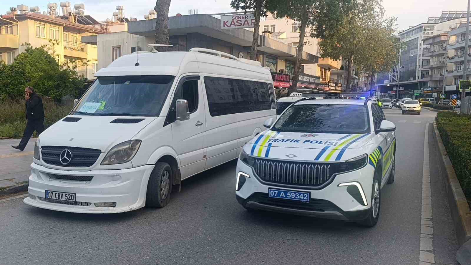 Manavgat’ta motosiklet ile minibüs çarpıştı: 1 yaralı
