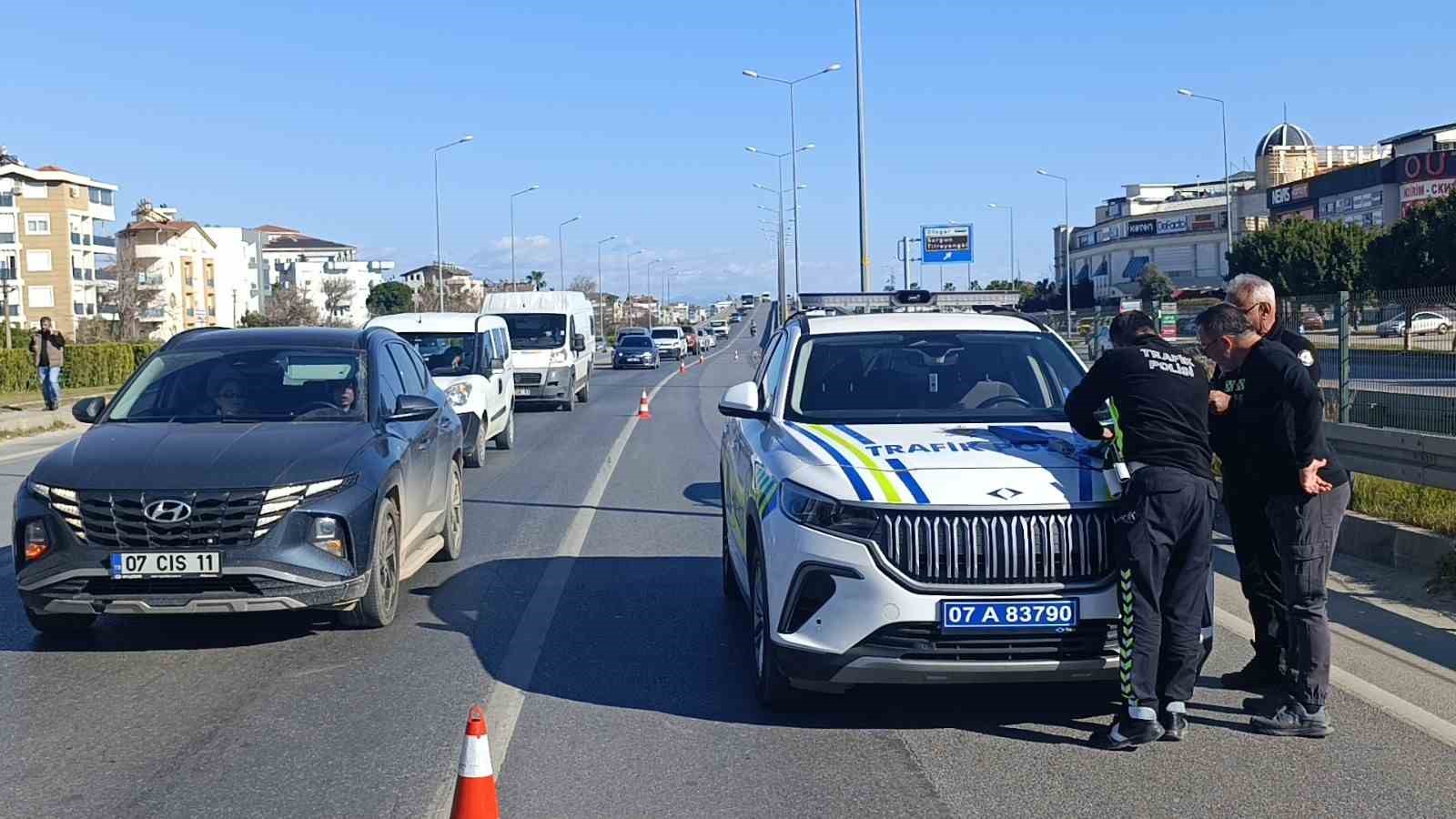 Manavgat’ta otomobil ile çarpışan motosikletli yaralandı
