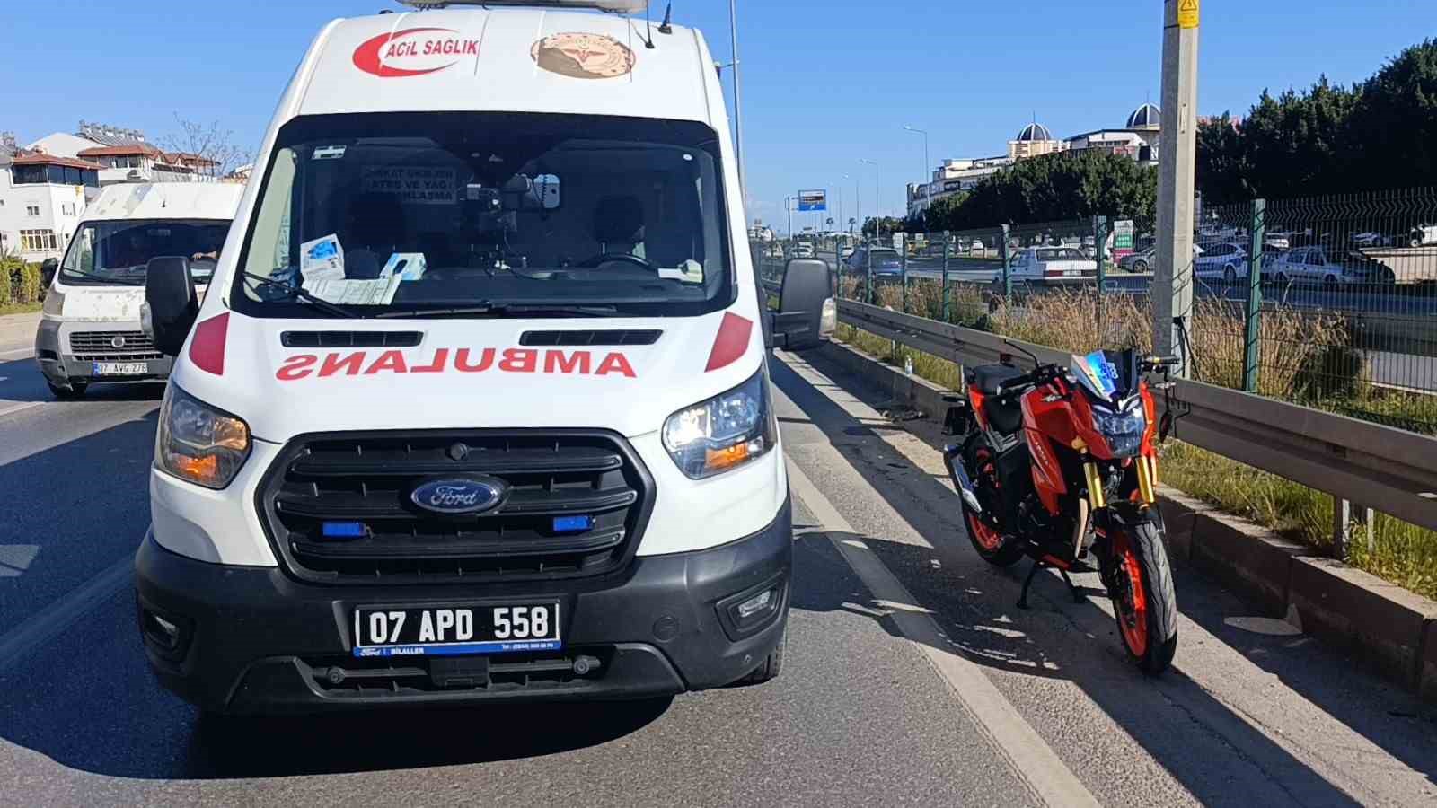 Manavgat’ta otomobil ile çarpışan motosikletli yaralandı

