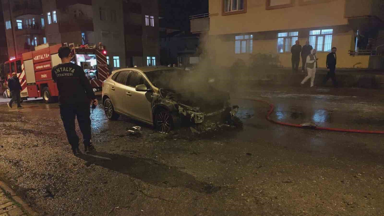 Manavgat’ta seyir halindeki otomobil alev alev yandı
