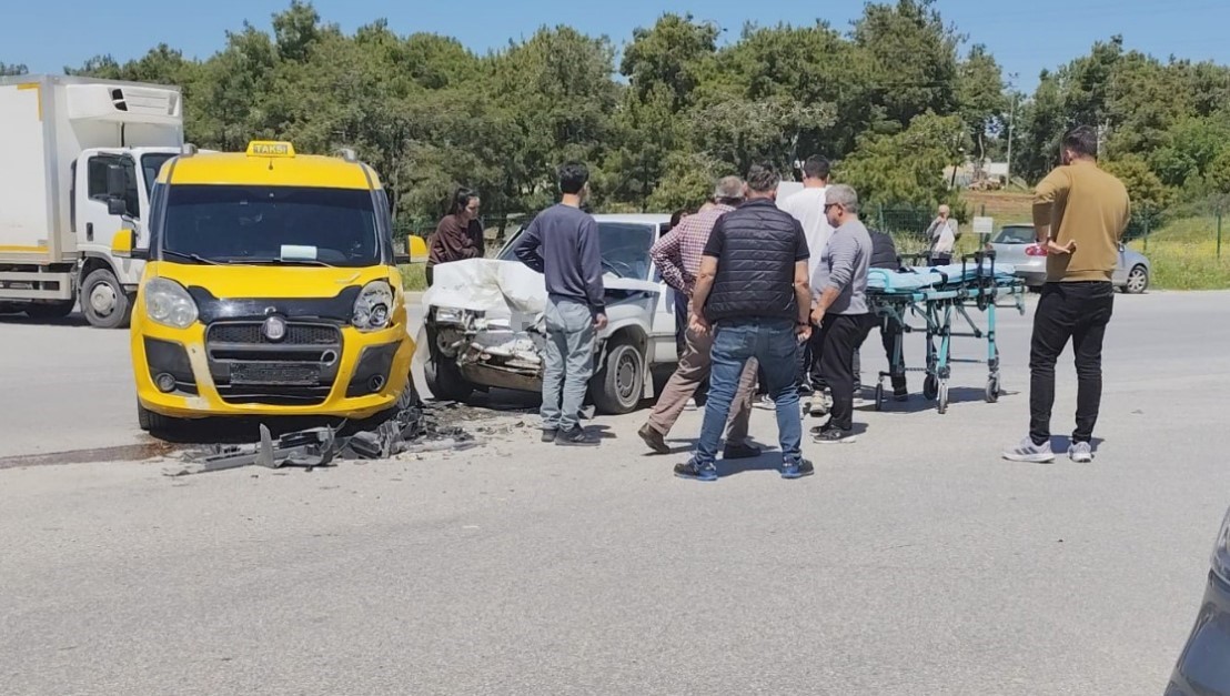 Manavgat’ta taksi ile otomobil çarpıştı: 2 yaralı
