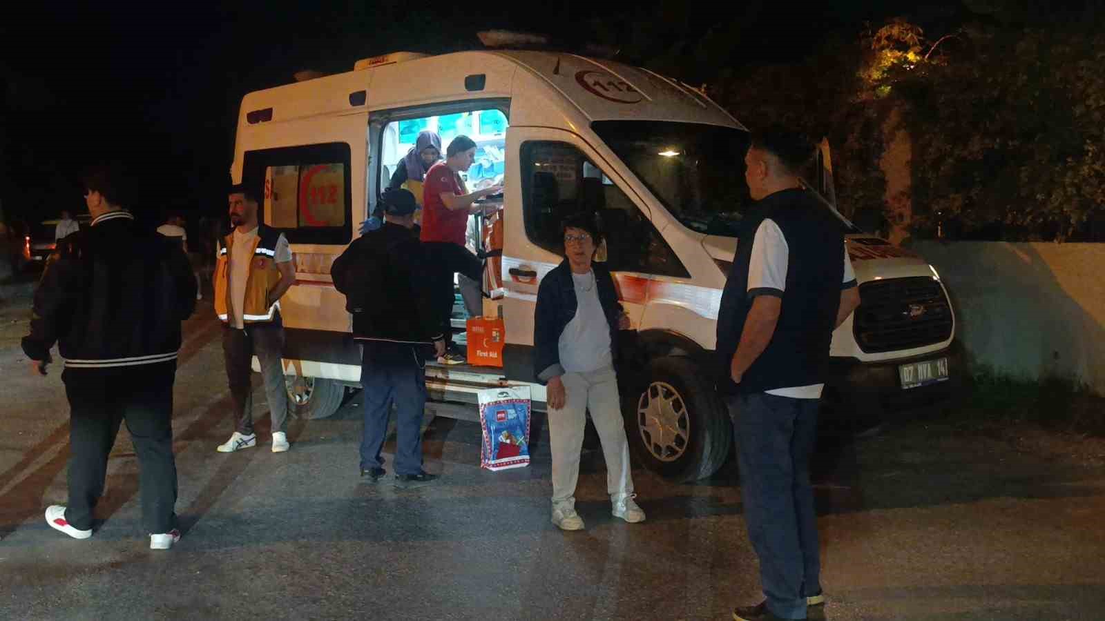 Manavgat’ta tur minibüsü ile otomobil çarpıştı: 4 yaralı

