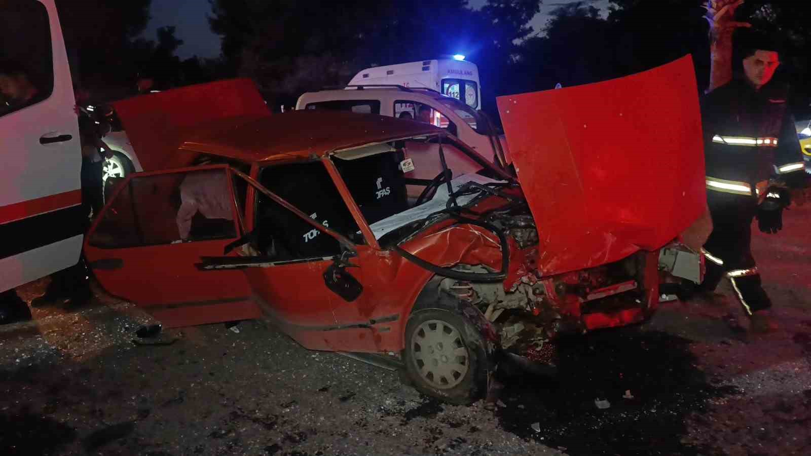 Manavgat’ta tur minibüsü ile otomobil çarpıştı: 4 yaralı
