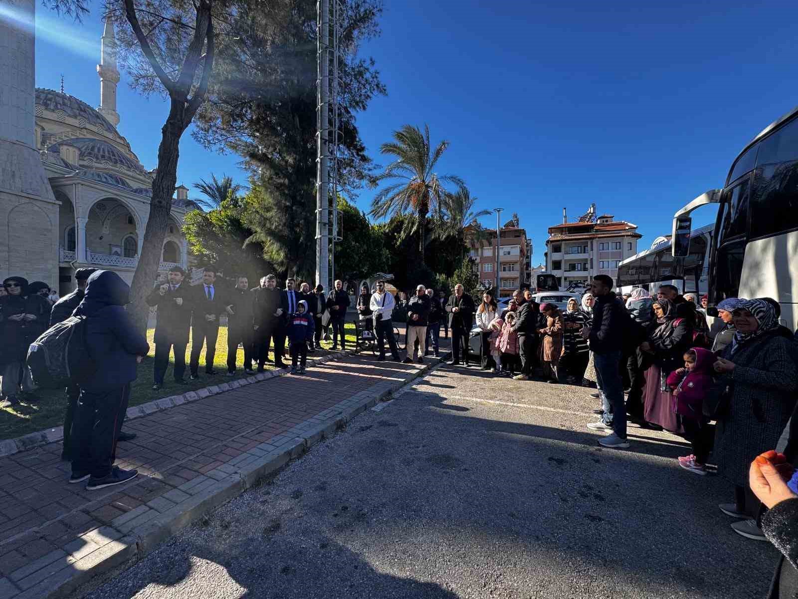 Manavgat’ta umre yolcuları dualarla kutsal topraklara uğurlandı
Manavgat’ta umre yolcuları dualarla kutsal topraklara uğurlandı