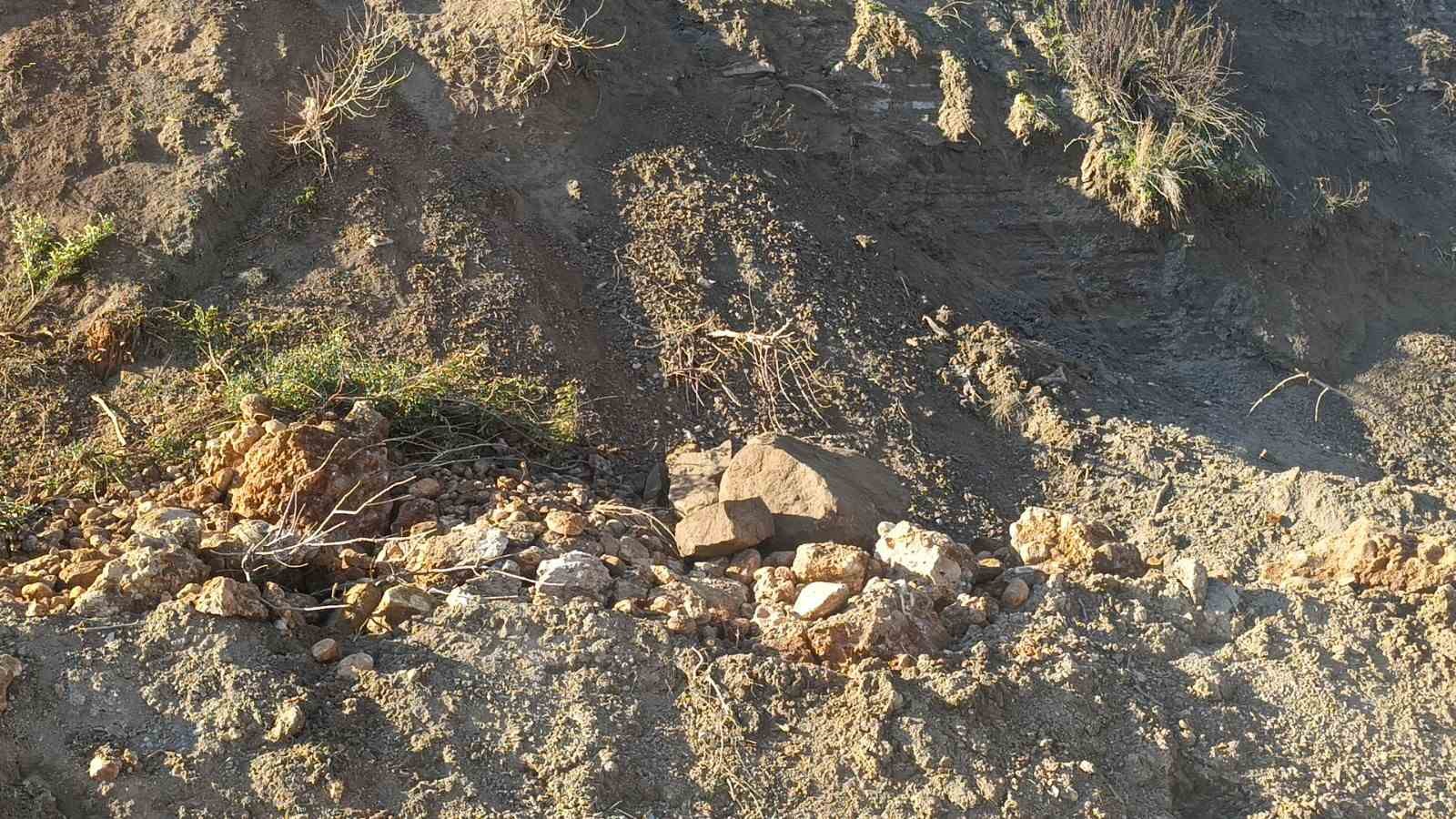 Manavgat’ta yol güvenliğini tehdit eden dev kaya parçalanıp kaldırıldı
