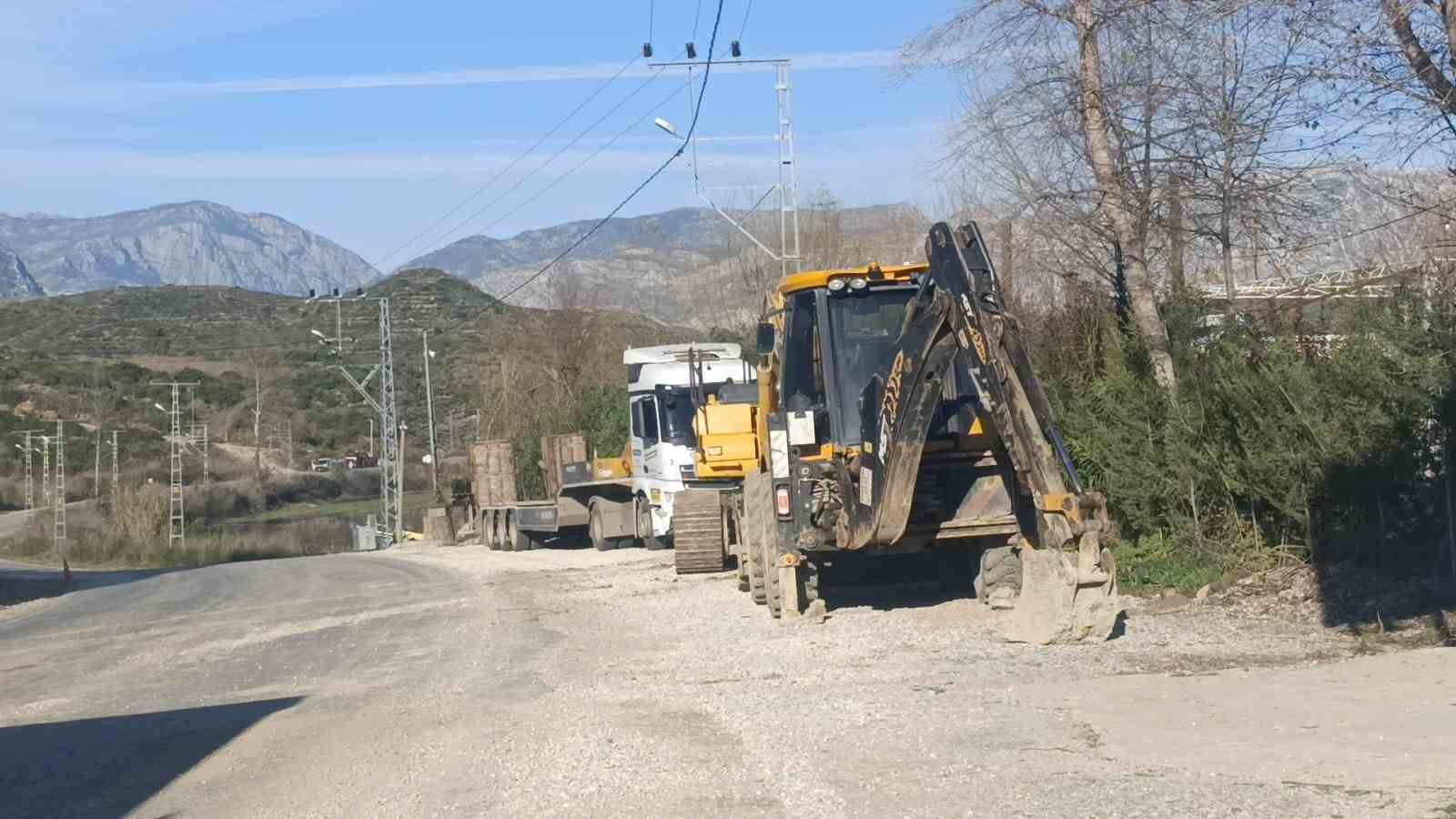 Manavgat’ta yol güvenliğini tehdit eden dev kaya parçalanıp kaldırıldı
