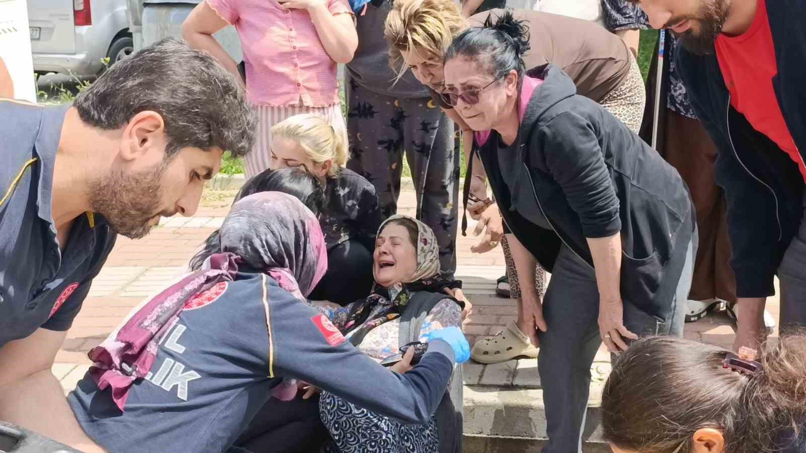 Manevra yapan öğrenci servisi görme engelli yayaya çarptı, eşi gözyaşlarına boğuldu
