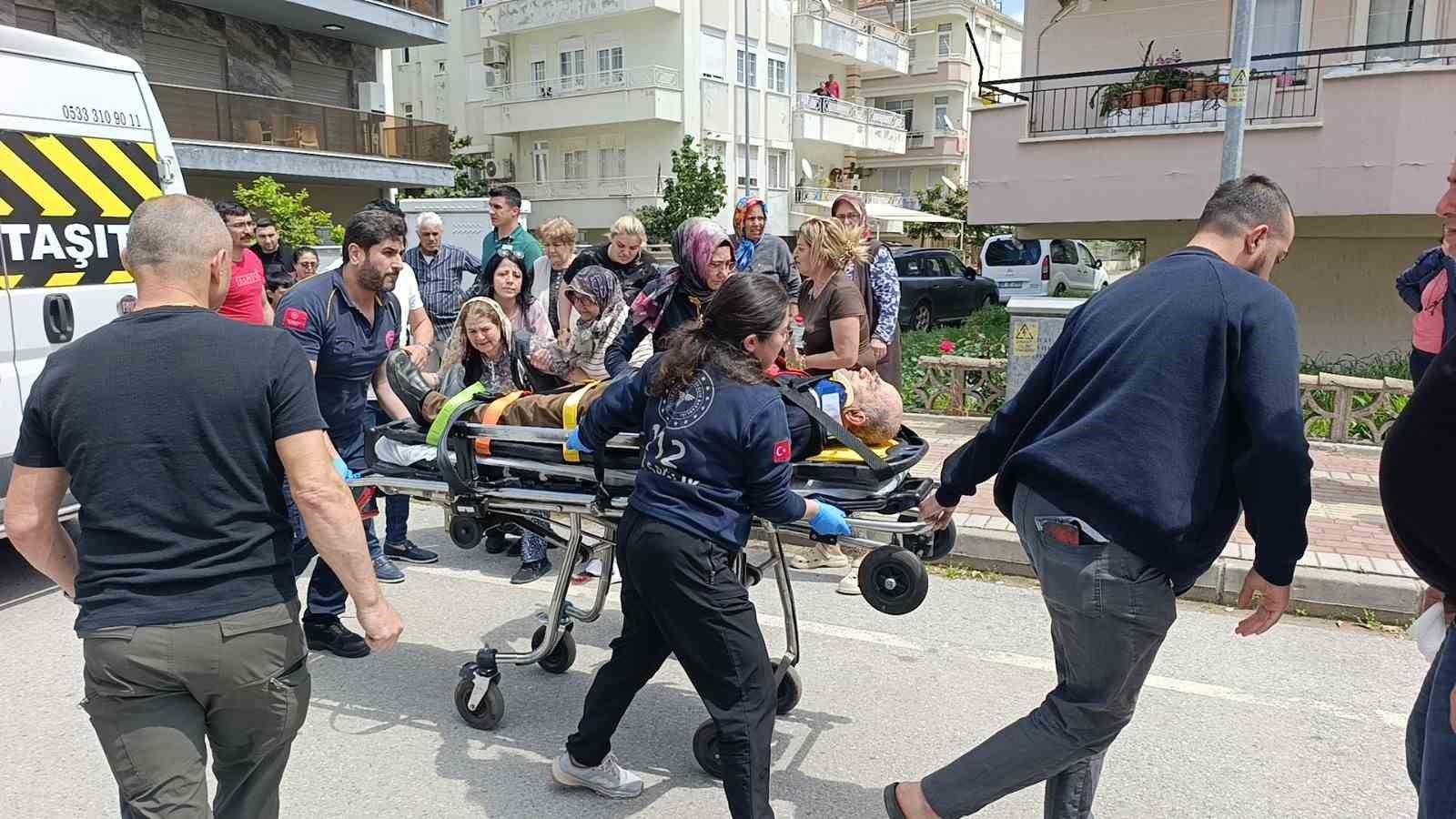 Manevra yapan öğrenci servisi görme engelli yayaya çarptı, eşi gözyaşlarına boğuldu
