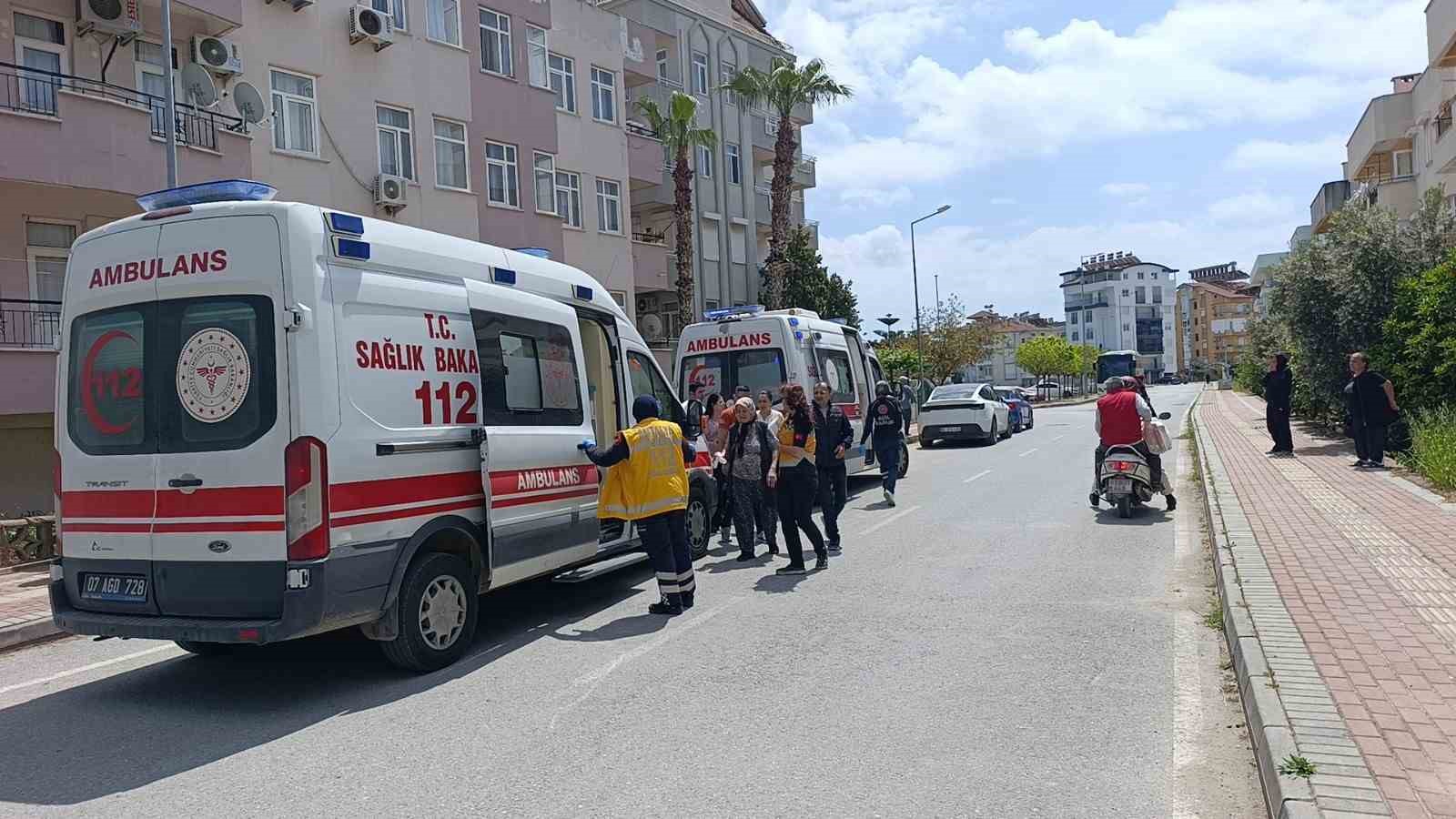 Manevra yapan öğrenci servisi görme engelli yayaya çarptı, eşi gözyaşlarına boğuldu
