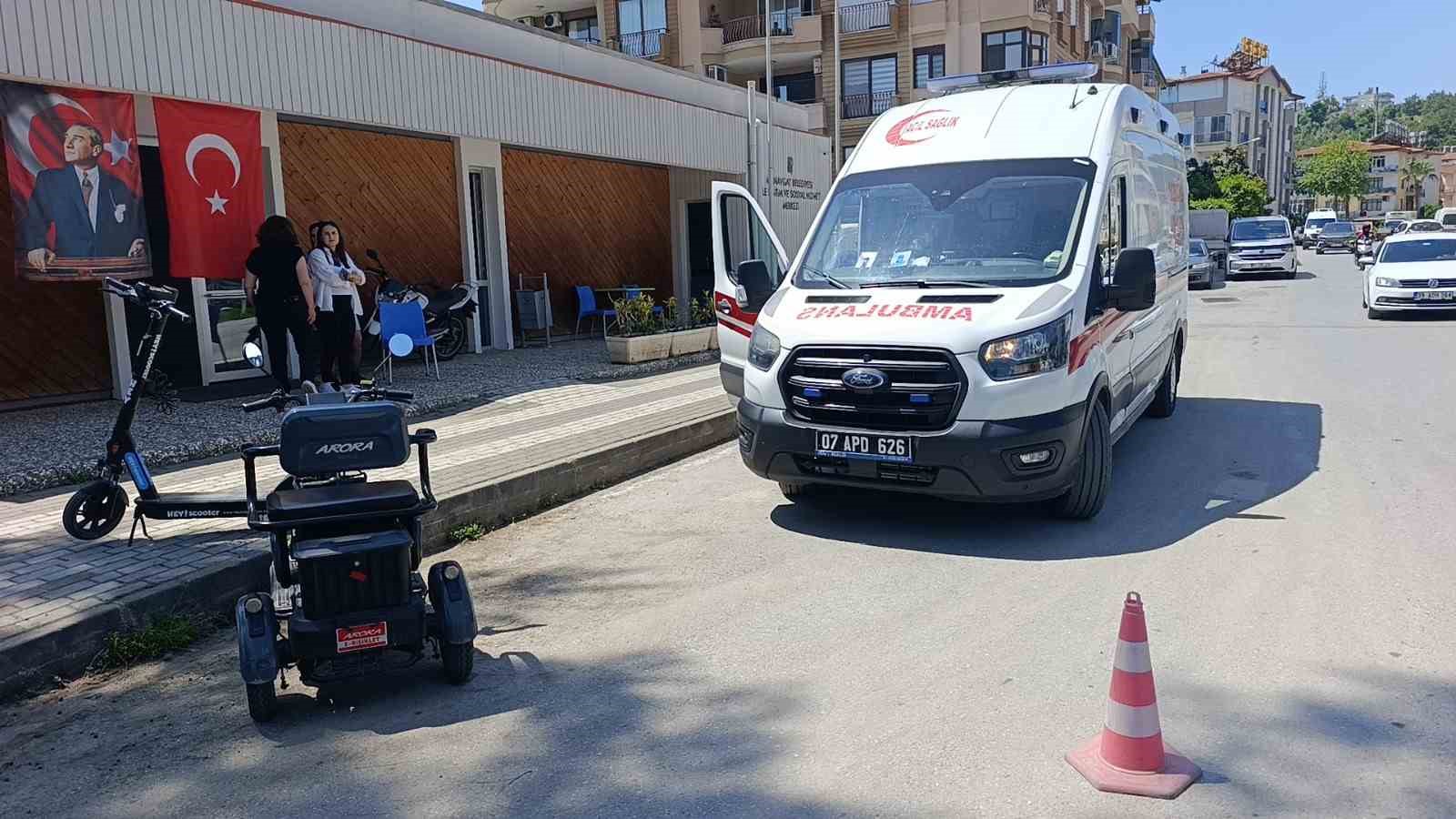 Manevra yaparken devrilen elektrikli bisikletin sürücüsü hafif yaralandı

