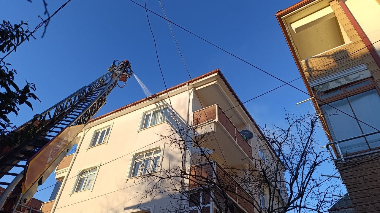 Mangal yakmak isterken çatıyı ateşe verdi
