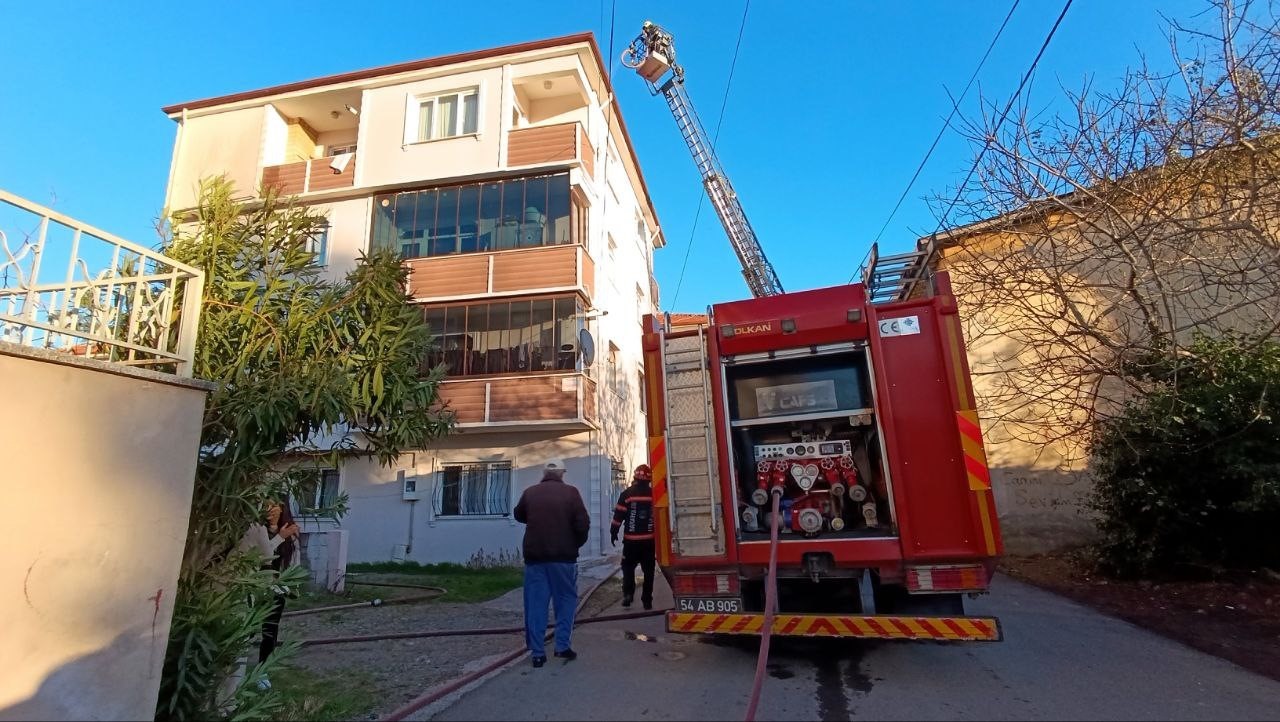 Mangal yakmak isterken çatıyı ateşe verdi
