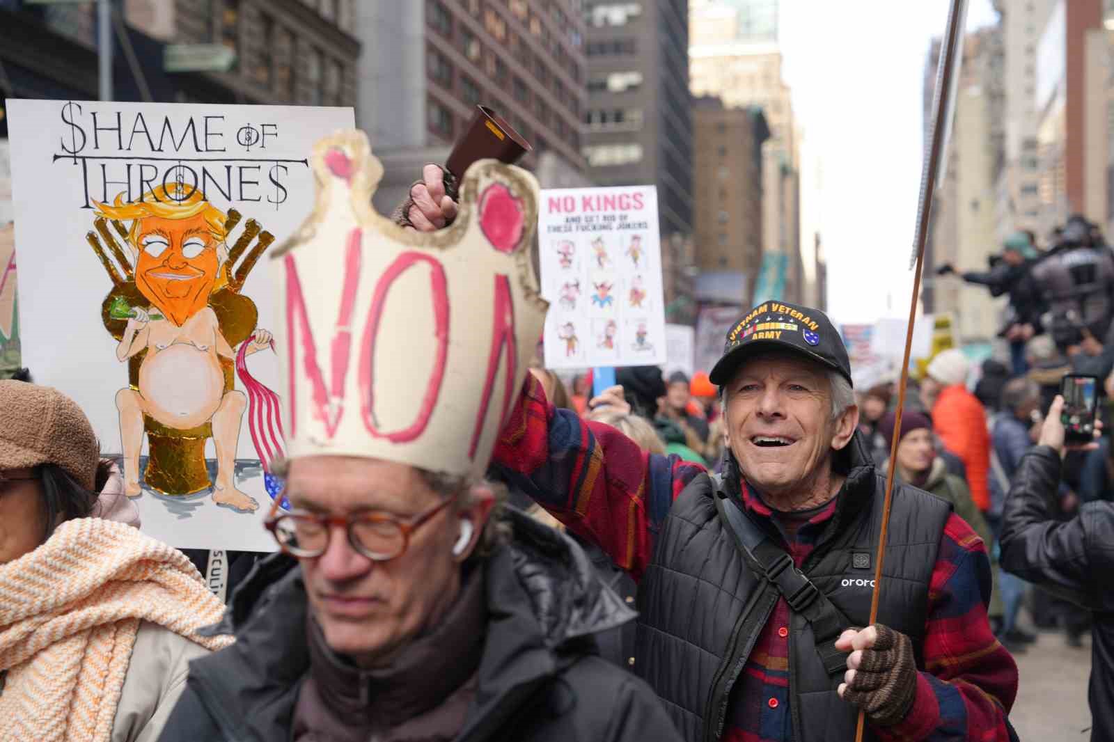 Manhattan’da "Krallara Hayır" protestosunda on binlerce kişi yürüdü
