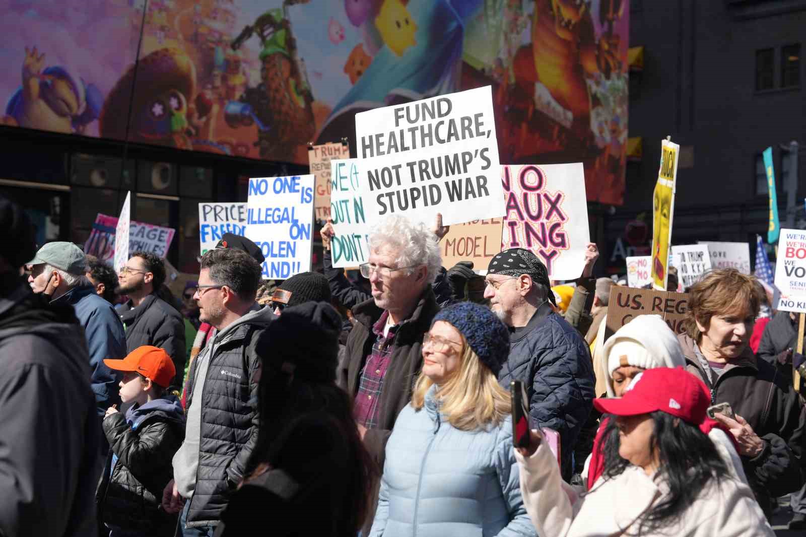 Manhattan’da "Krallara Hayır" protestosunda on binlerce kişi yürüdü
