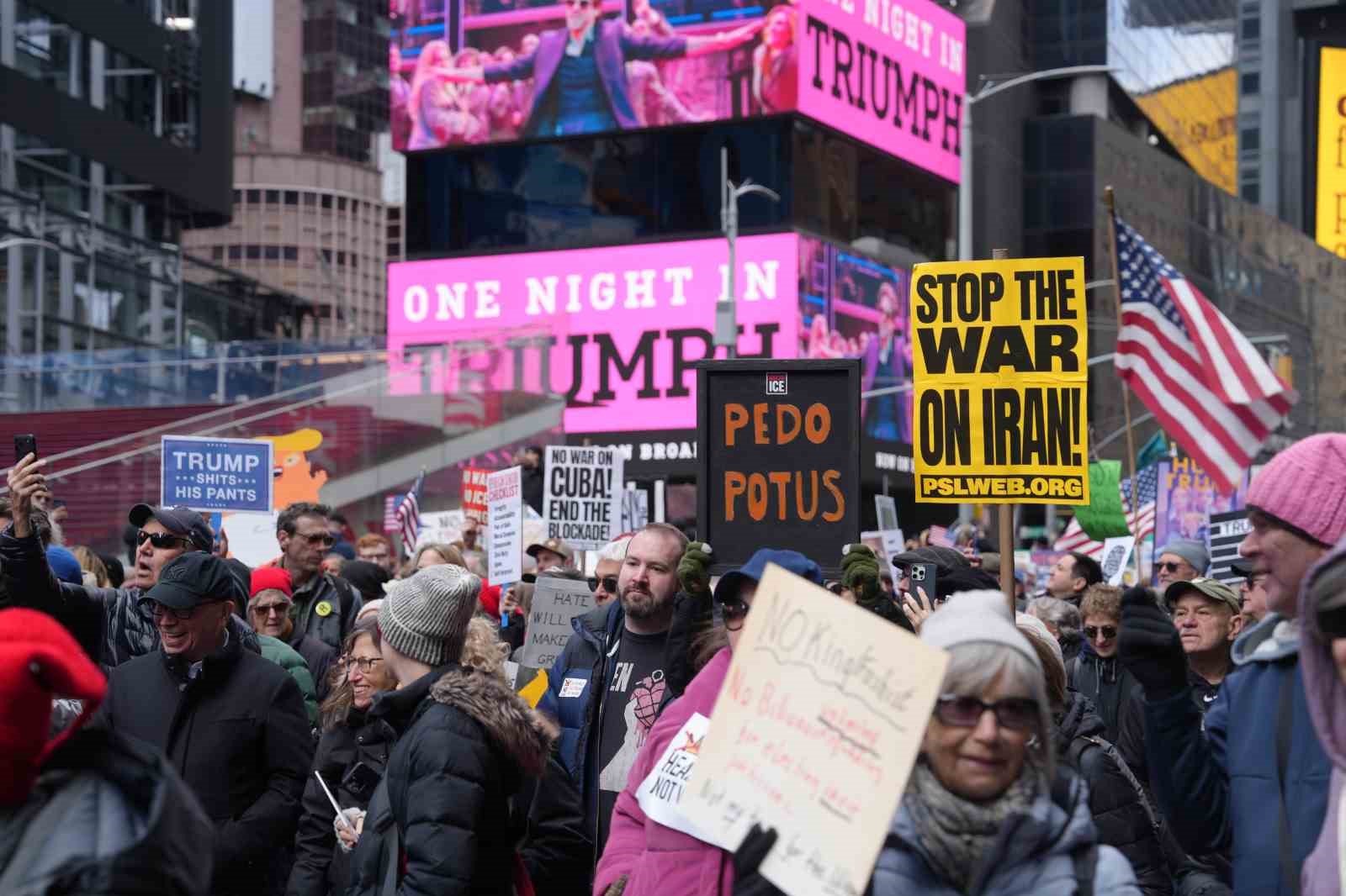 Manhattan’da "Krallara Hayır" protestosunda on binlerce kişi yürüdü
