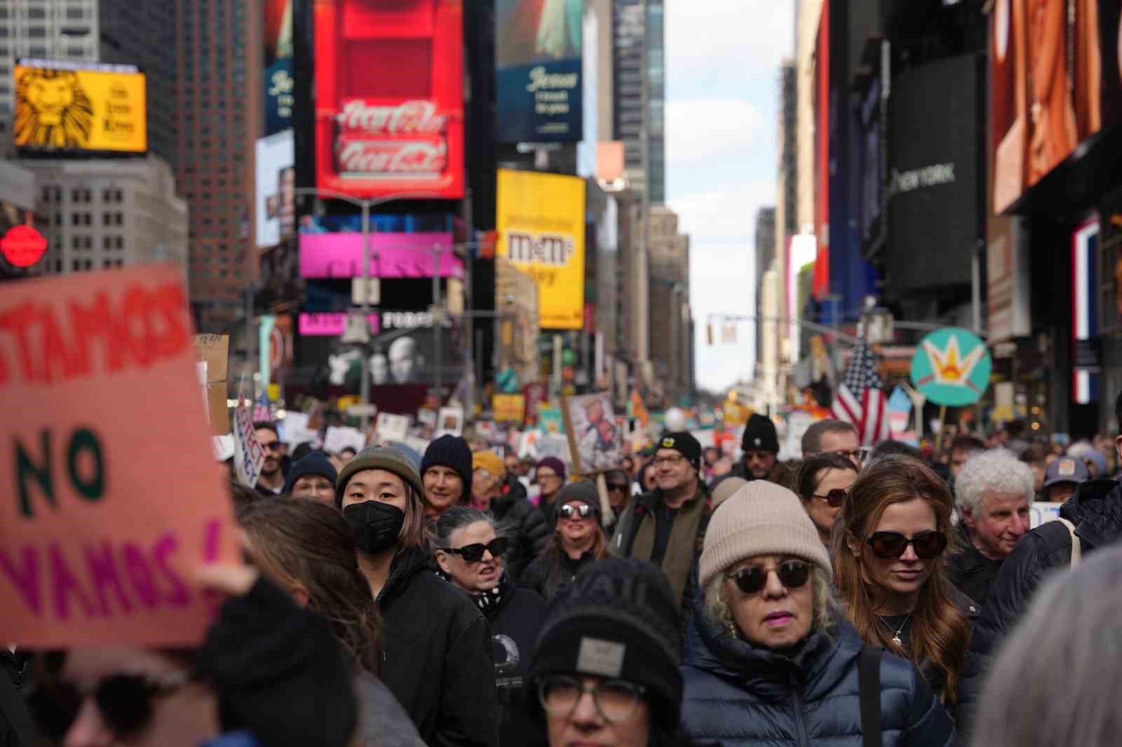 Manhattan’da "Krallara Hayır" protestosunda on binlerce kişi yürüdü
