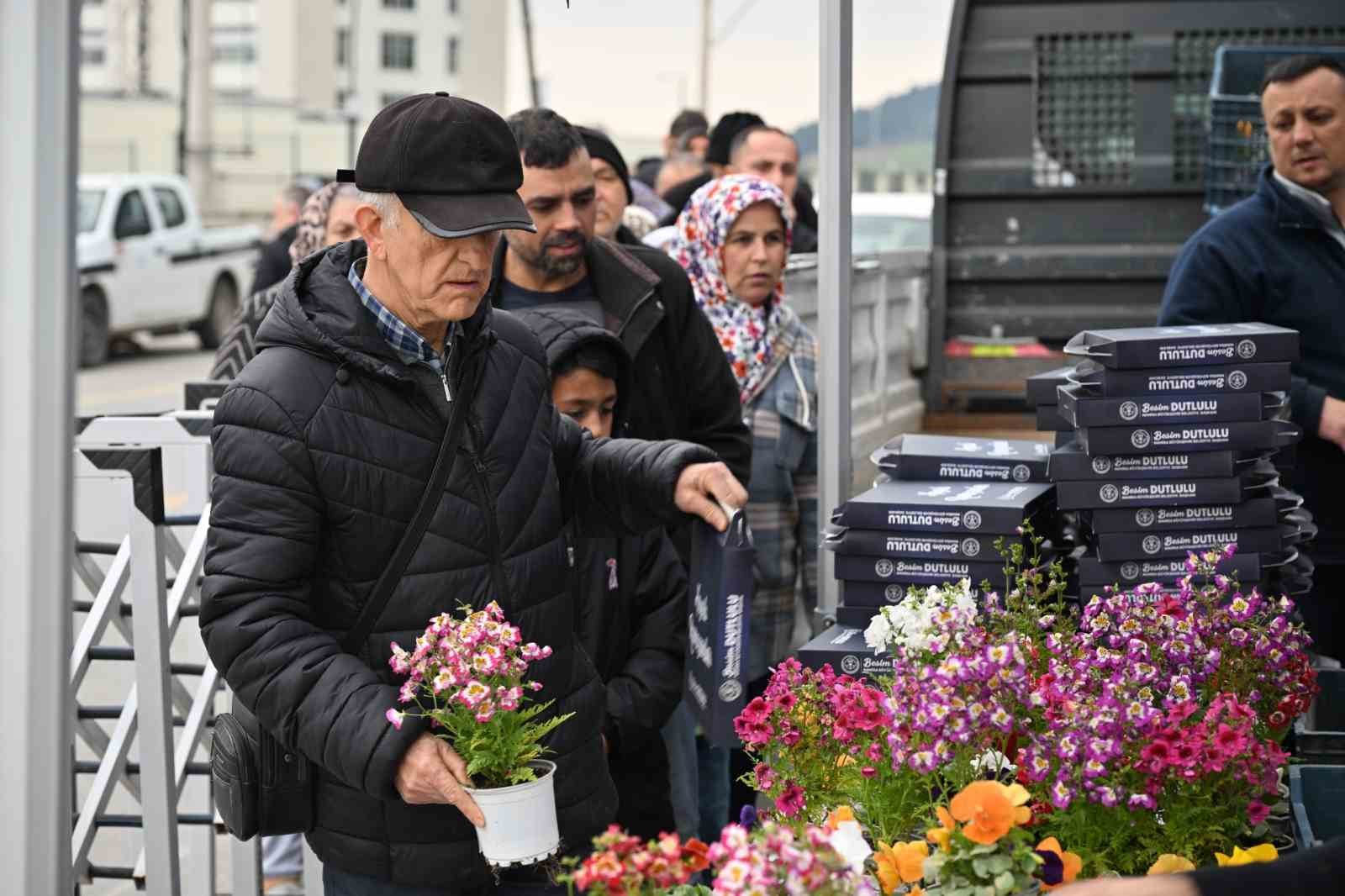 Manisa Büyükşehir Belediyesi, mezarlık ziyaretlerinde vatandaşların yanında oldu

