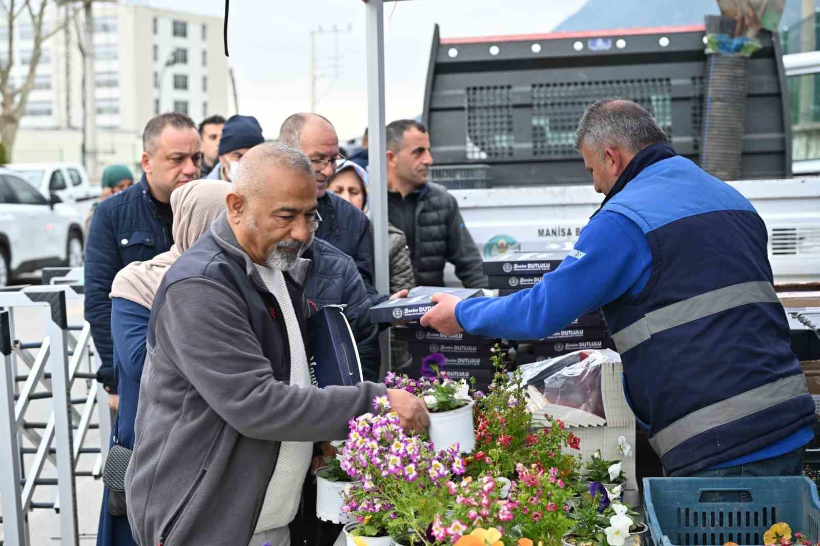 Manisa Büyükşehir Belediyesi, mezarlık ziyaretlerinde vatandaşların yanında oldu
