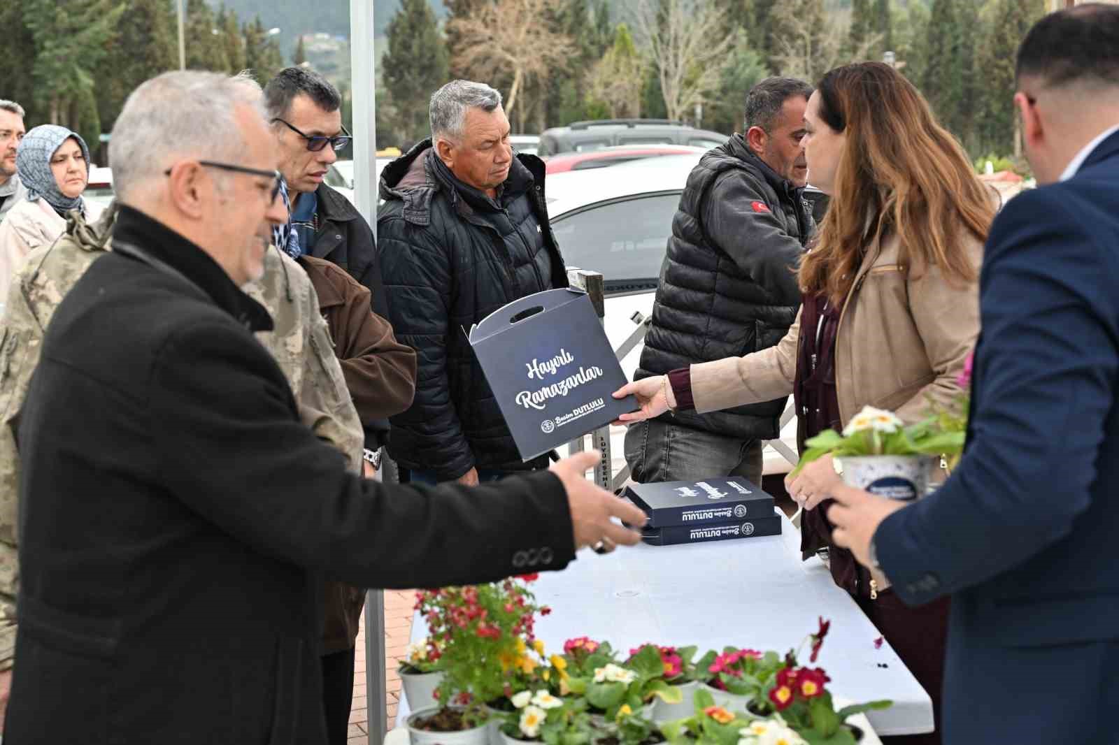 Manisa Büyükşehir Belediyesi, mezarlık ziyaretlerinde vatandaşların yanında oldu
