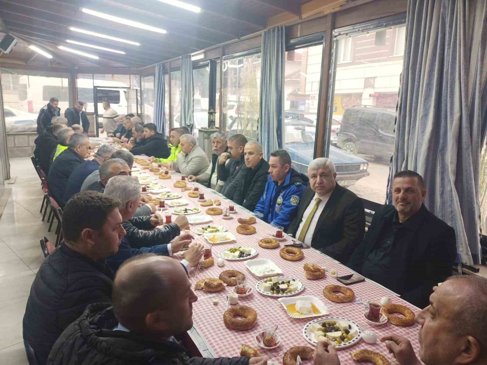 Manisa Büyükşehir Belediyesi, Servis Şoförlerinin Taleplerini Dinledi
Manisa Büyükşehir Belediyesi, Servis Şoförlerinin Taleplerini Dinledi