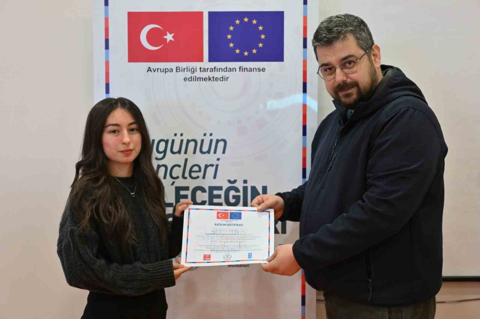 Manisa Büyükşehir Belediyesinden gençlere dijital gelecek vizyonu
