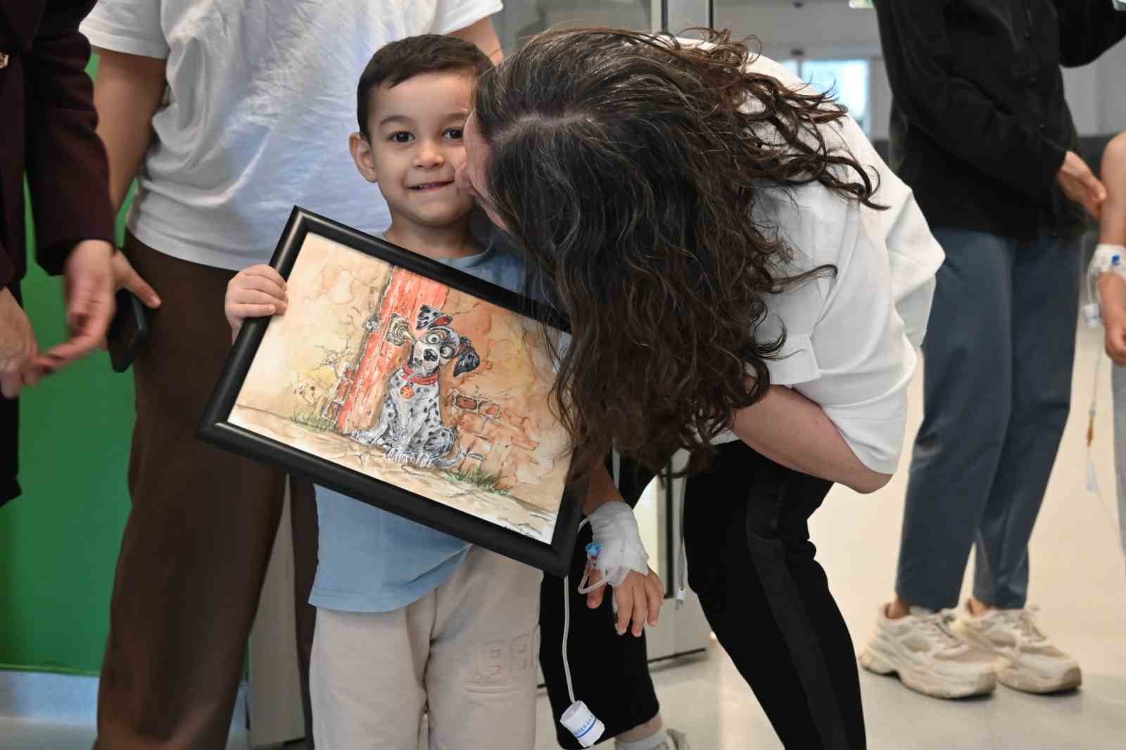 Manisa Büyükşehir Belediyesinden minik hastalara 23 Nisan morali
