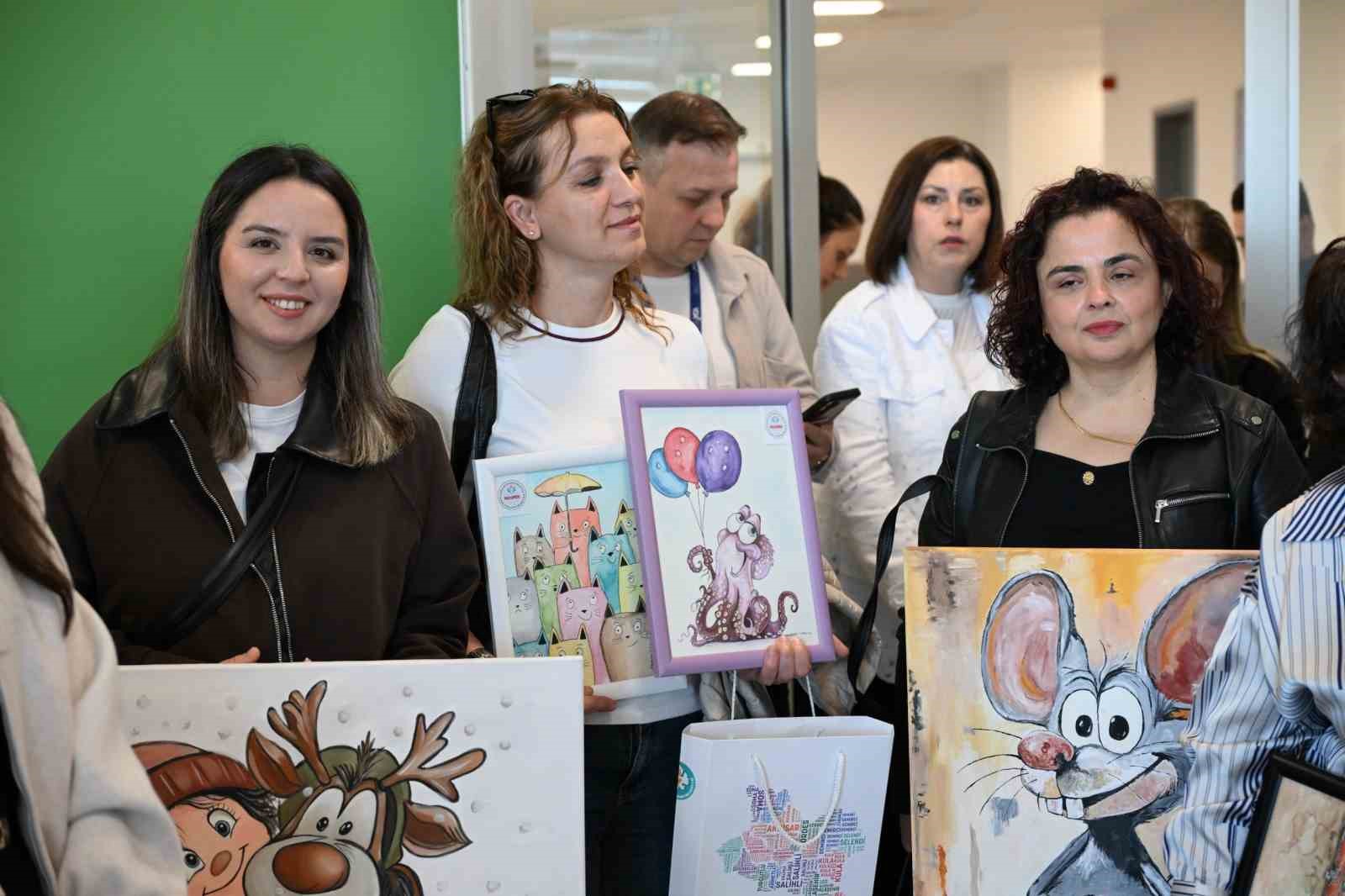 Manisa Büyükşehir Belediyesinden minik hastalara 23 Nisan morali
