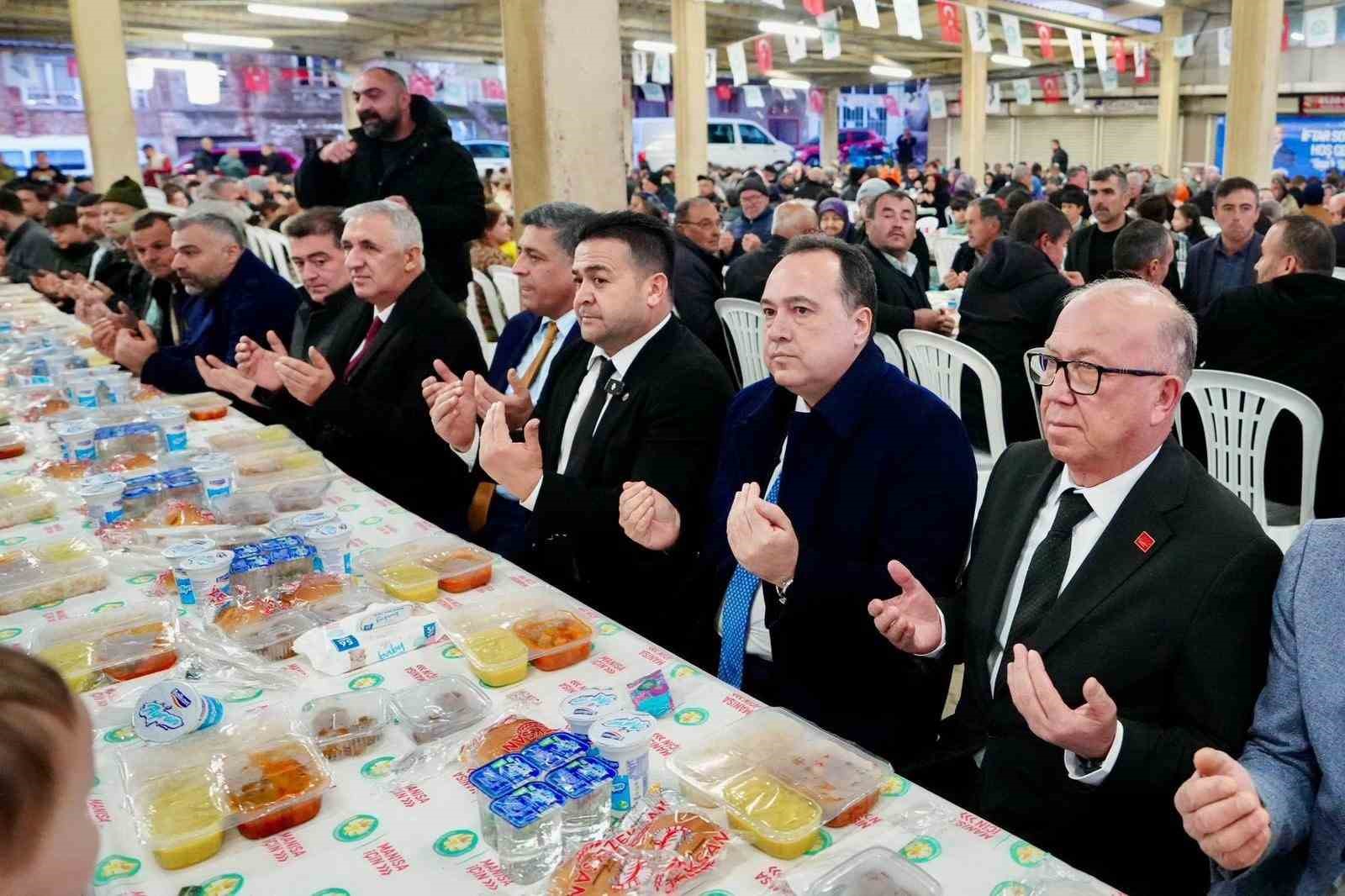 Manisa Büyükşehir’in iftar sofrası Kırkağaç’ta kuruldu
