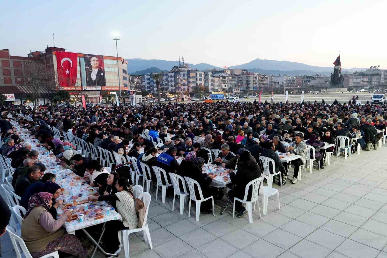 Manisa Büyükşehir’in ‘İftar Sofrası’ Salihli’de kuruldu
