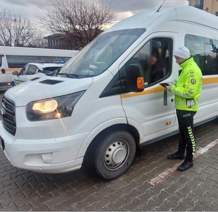 Manisa Emniyet Müdürlüğünden okul servislerine sıkı denetim
