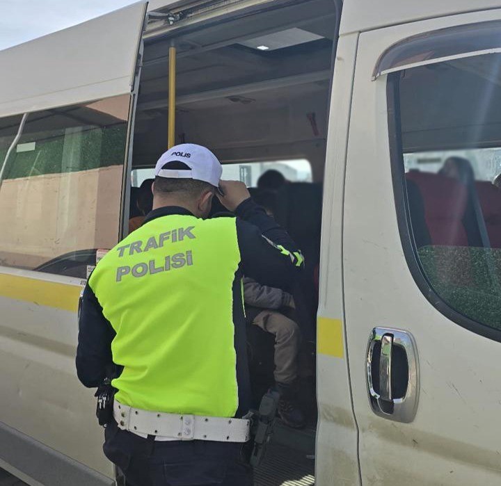 Manisa Emniyet Müdürlüğünden okul servislerine sıkı denetim
