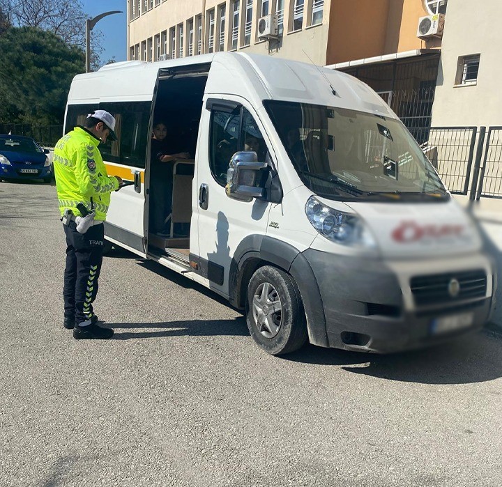 Manisa Emniyet Müdürlüğünden okul servislerine sıkı denetim
