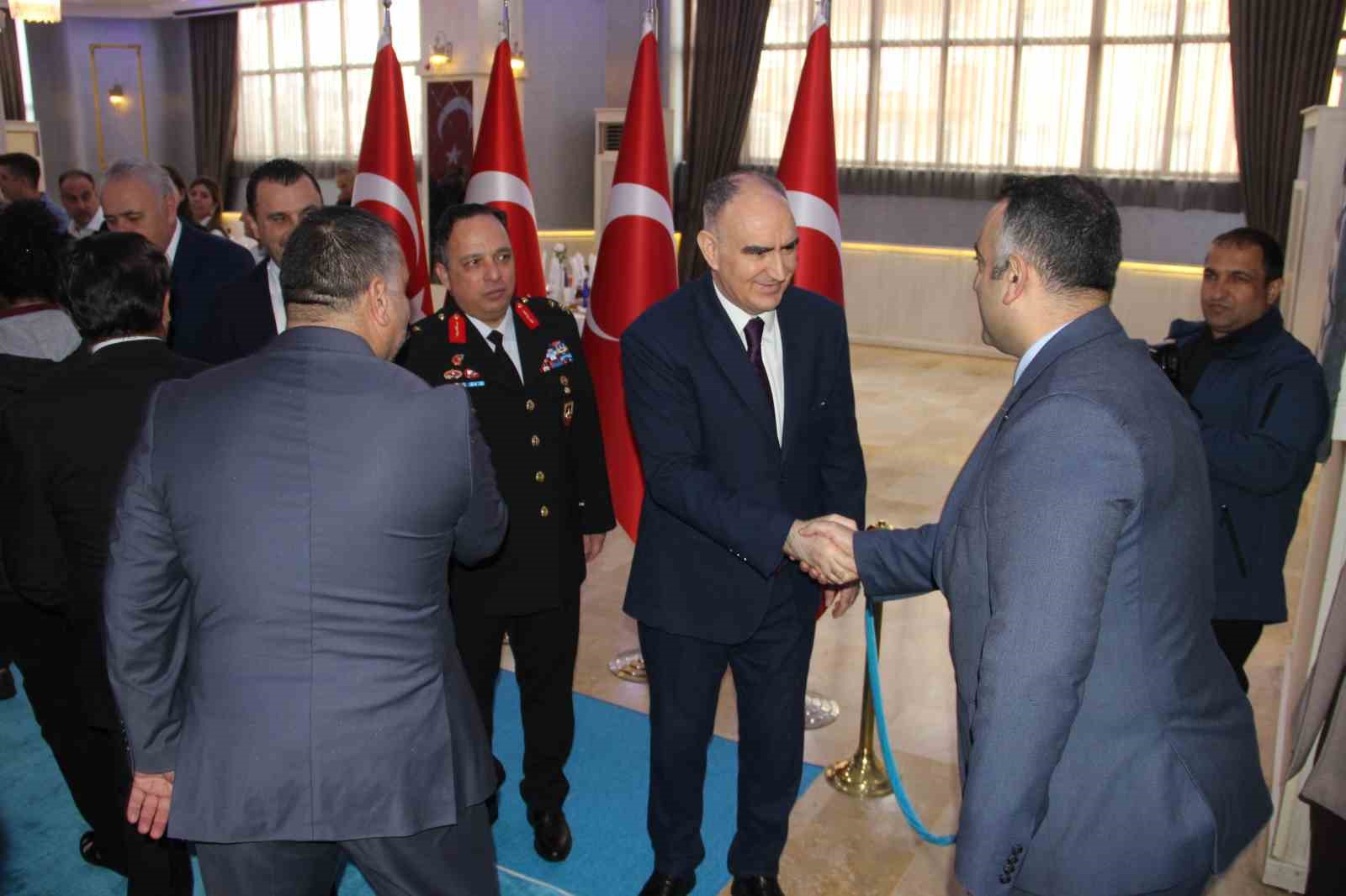 Manisa protokolü bayramlaşmada buluştu
Manisa protokolü bayramlaşmada buluştu