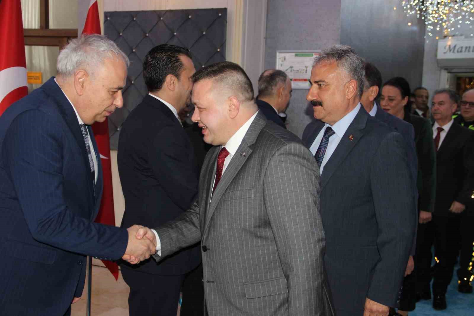 Manisa protokolü bayramlaşmada buluştu
Manisa protokolü bayramlaşmada buluştu