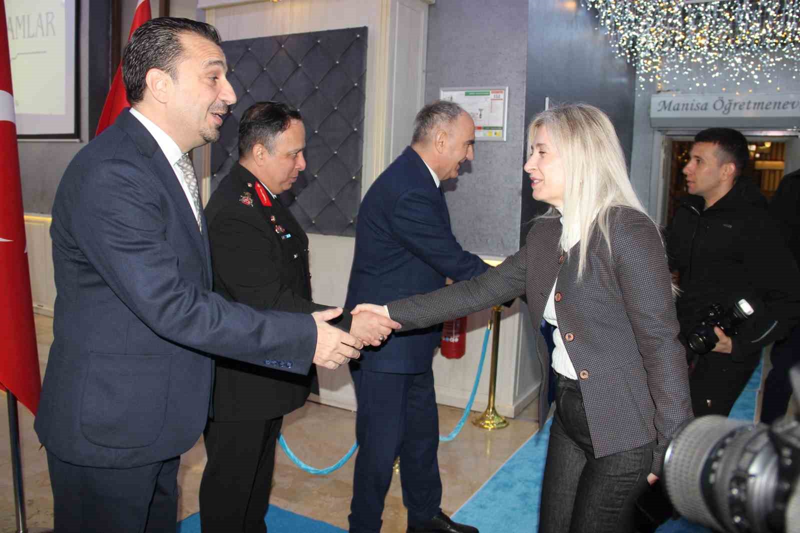 Manisa protokolü bayramlaşmada buluştu
Manisa protokolü bayramlaşmada buluştu