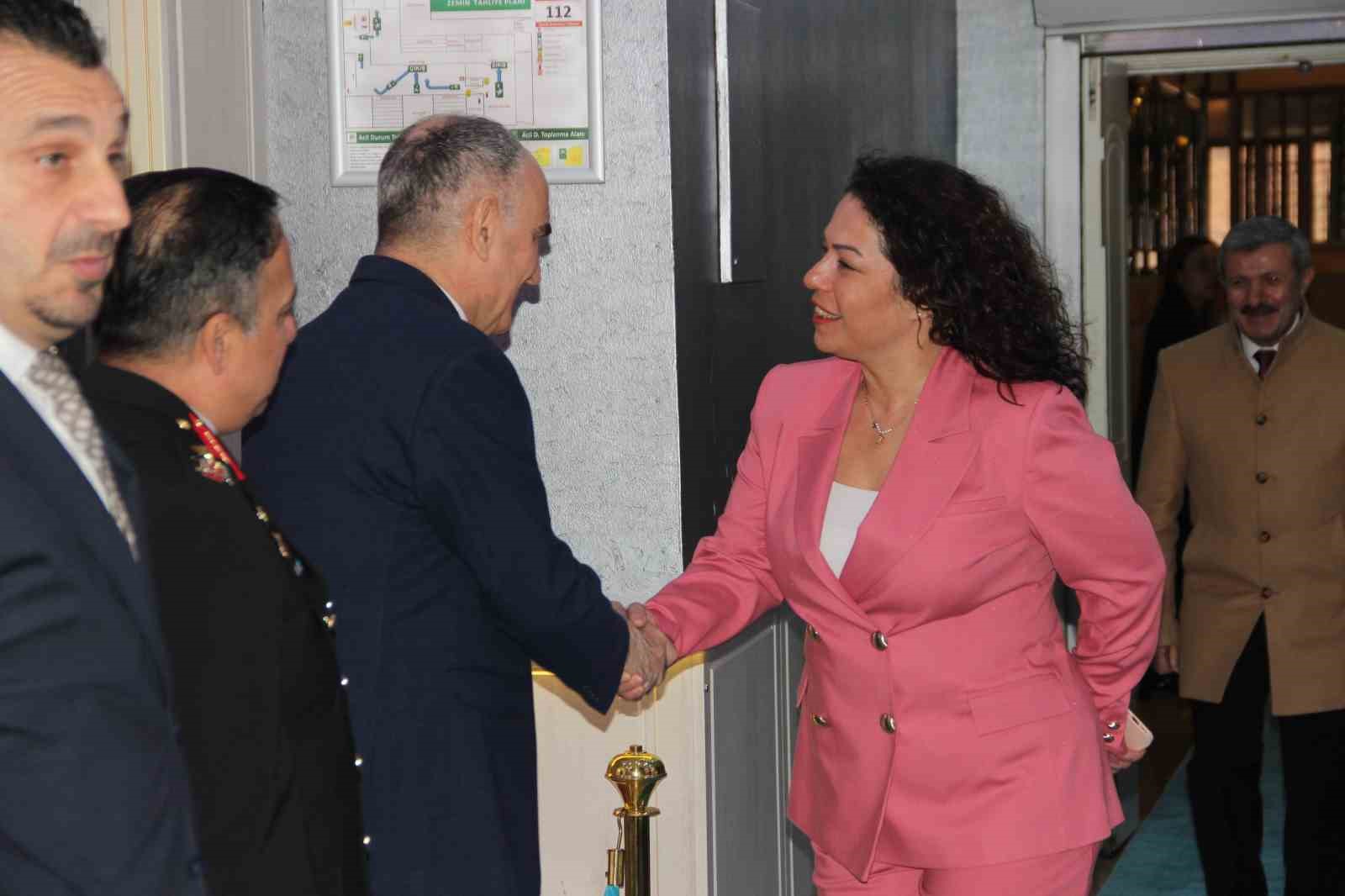 Manisa protokolü bayramlaşmada buluştu
Manisa protokolü bayramlaşmada buluştu