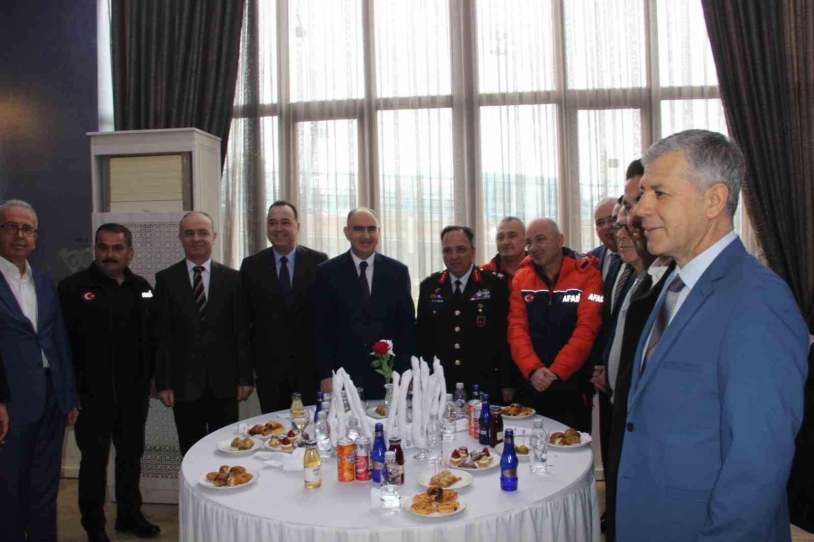 Manisa protokolü bayramlaşmada buluştu
Manisa protokolü bayramlaşmada buluştu