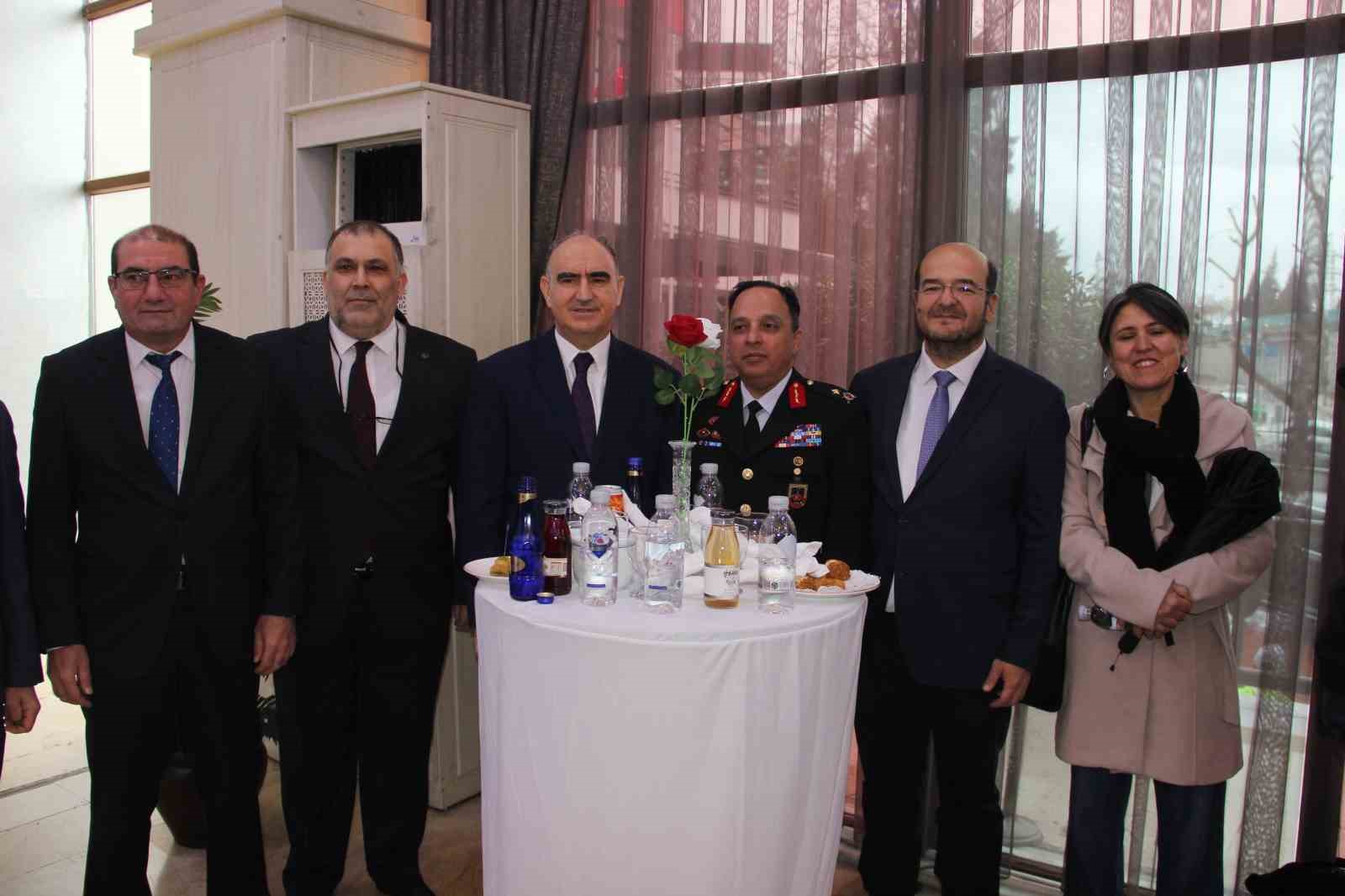 Manisa protokolü bayramlaşmada buluştu
Manisa protokolü bayramlaşmada buluştu