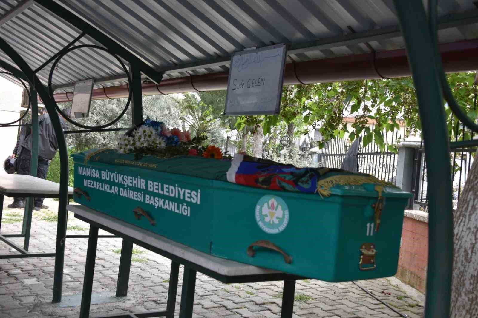 Manisa’da 17 yaşındaki Sude Gelen son yolculuğuna uğurlandı
Manisa’da 17 yaşındaki Sude Gelen son yolculuğuna uğurlandı