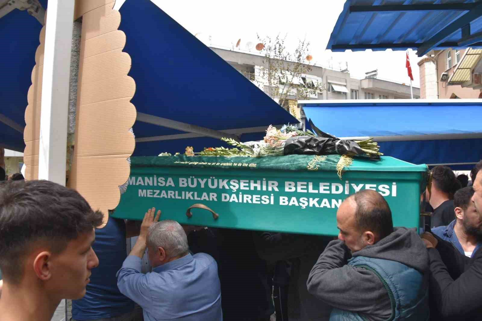 Manisa’da 17 yaşındaki Sude Gelen son yolculuğuna uğurlandı
Manisa’da 17 yaşındaki Sude Gelen son yolculuğuna uğurlandı