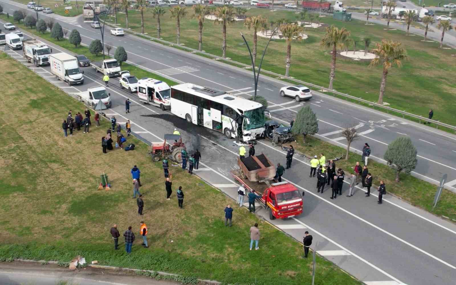 Manisa’da 3 araçlı zincirleme kaza: 5 yaralı
