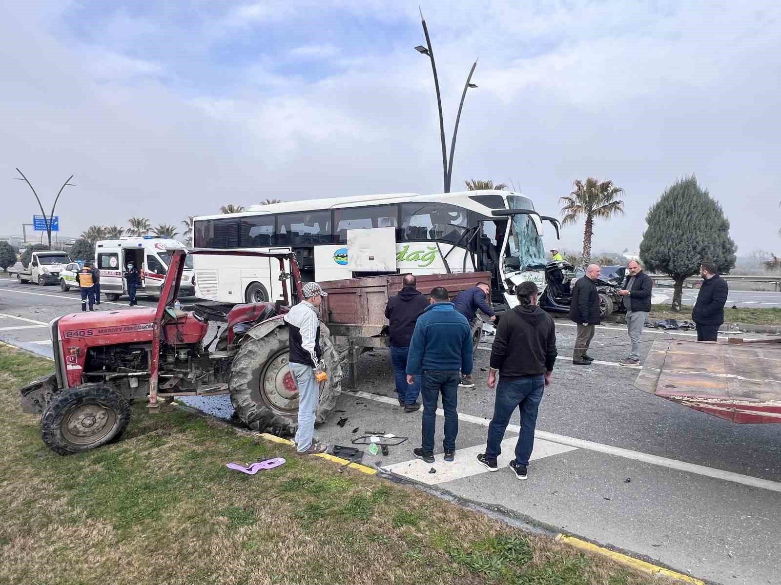 Manisa’da 3 araçlı zincirleme kaza: 5 yaralı
