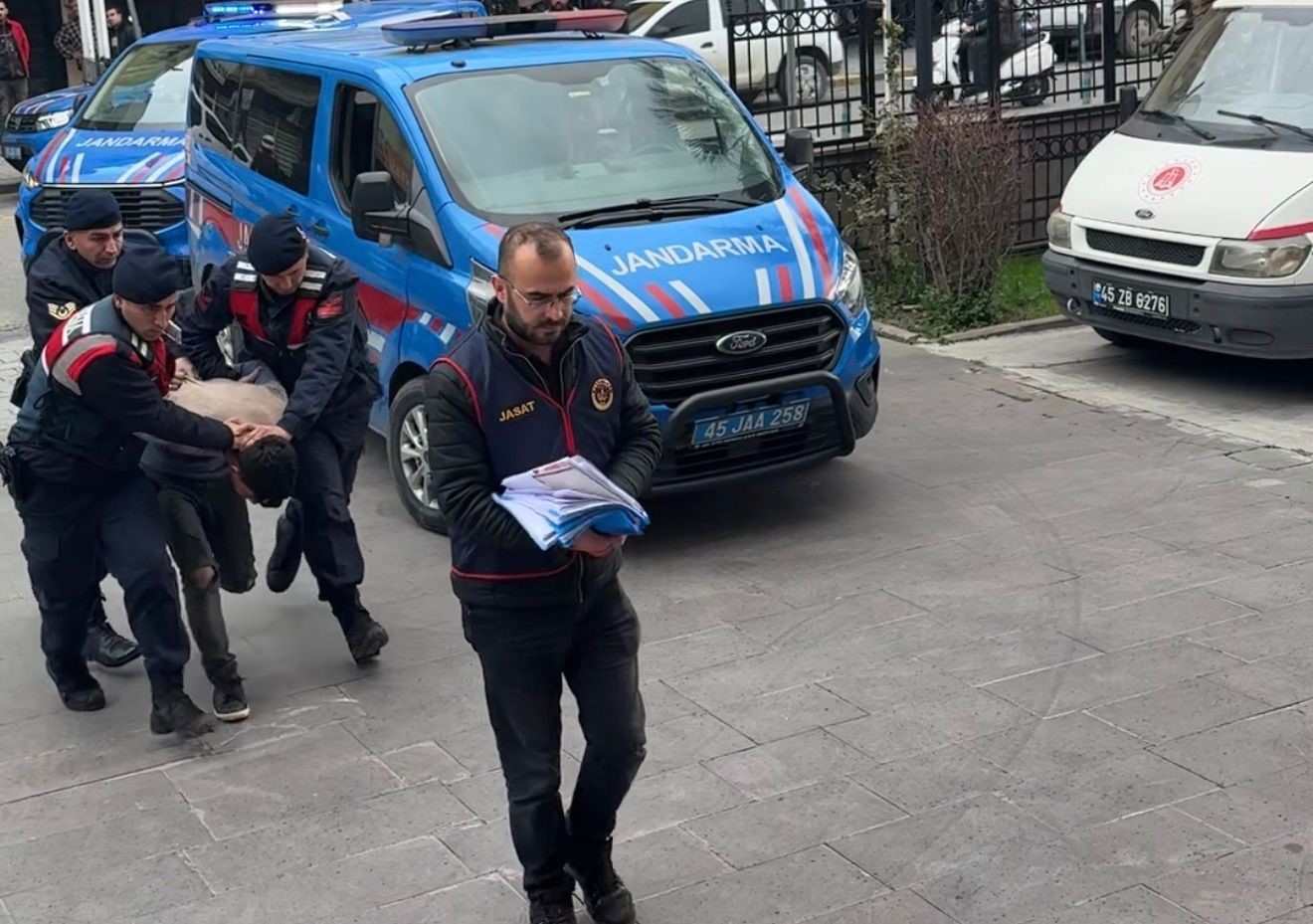 Manisa’da 4 aile ferdini öldüren şüpheli adliyeye sevk edildi
