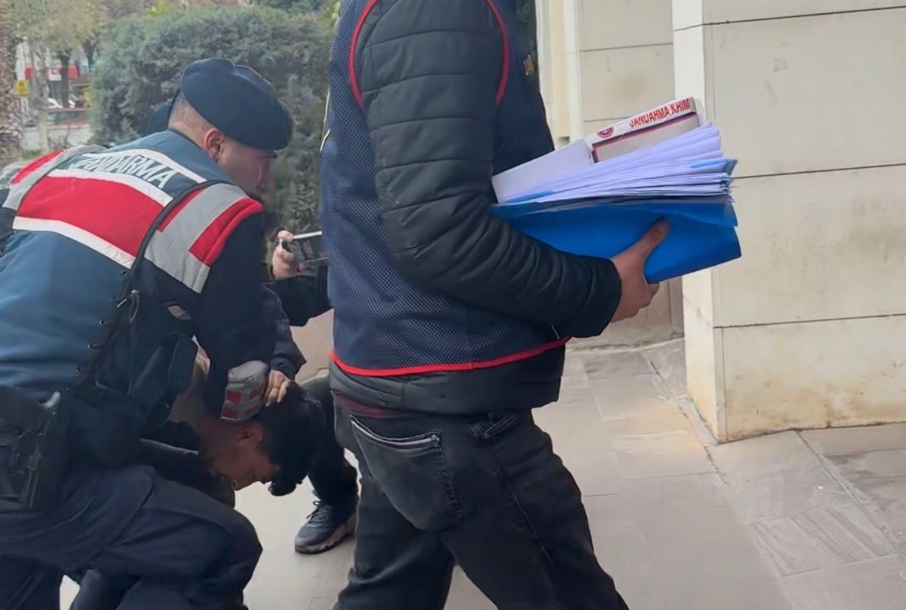 Manisa’da 4 aile ferdini öldüren şüpheli adliyeye sevk edildi
