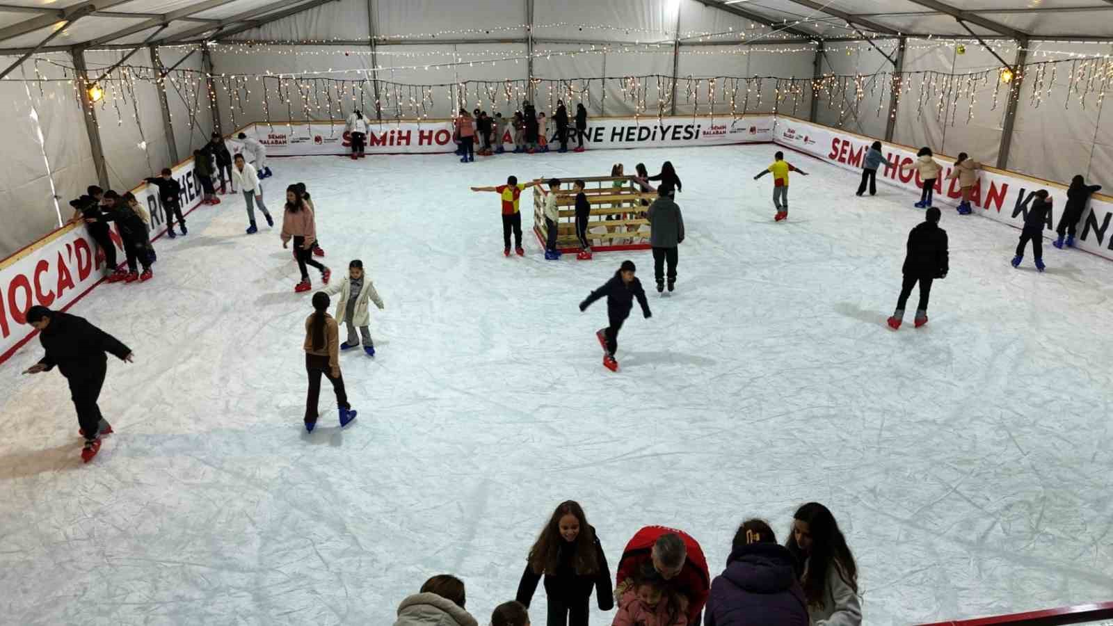 Manisa’da 5 bin öğrenci buz pistinde eğlendi
