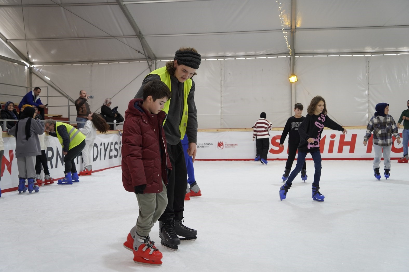 Manisa’da 5 bin öğrenci buz pistinde eğlendi
