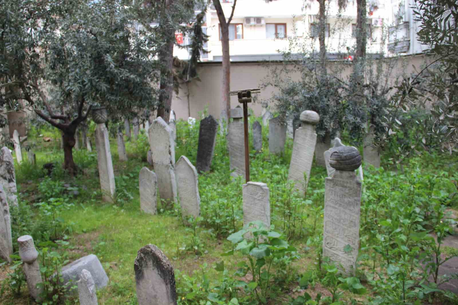 Manisa’da 500 yıllık hazireye saygısızlık
