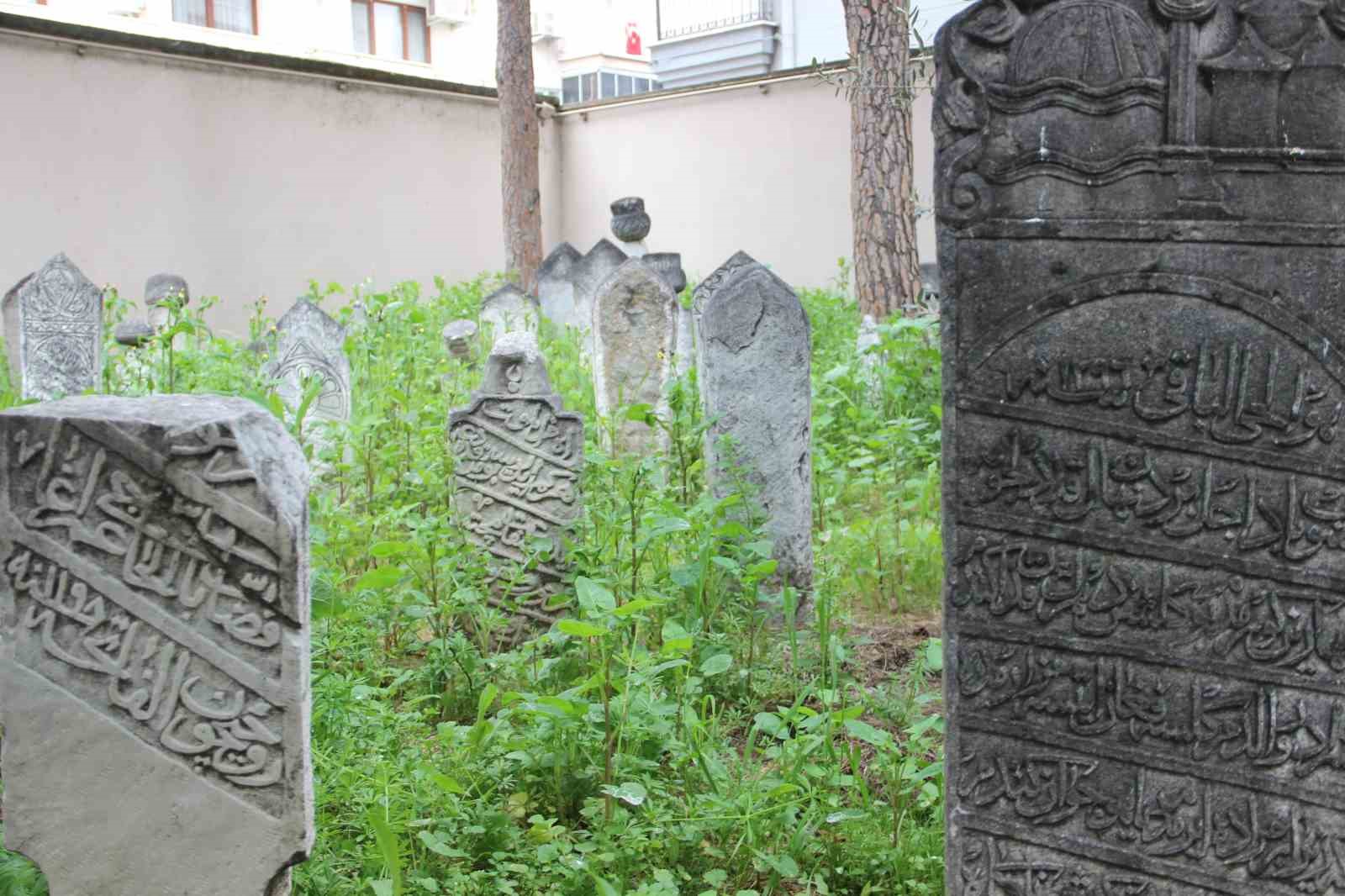 Manisa’da 500 yıllık hazireye saygısızlık
